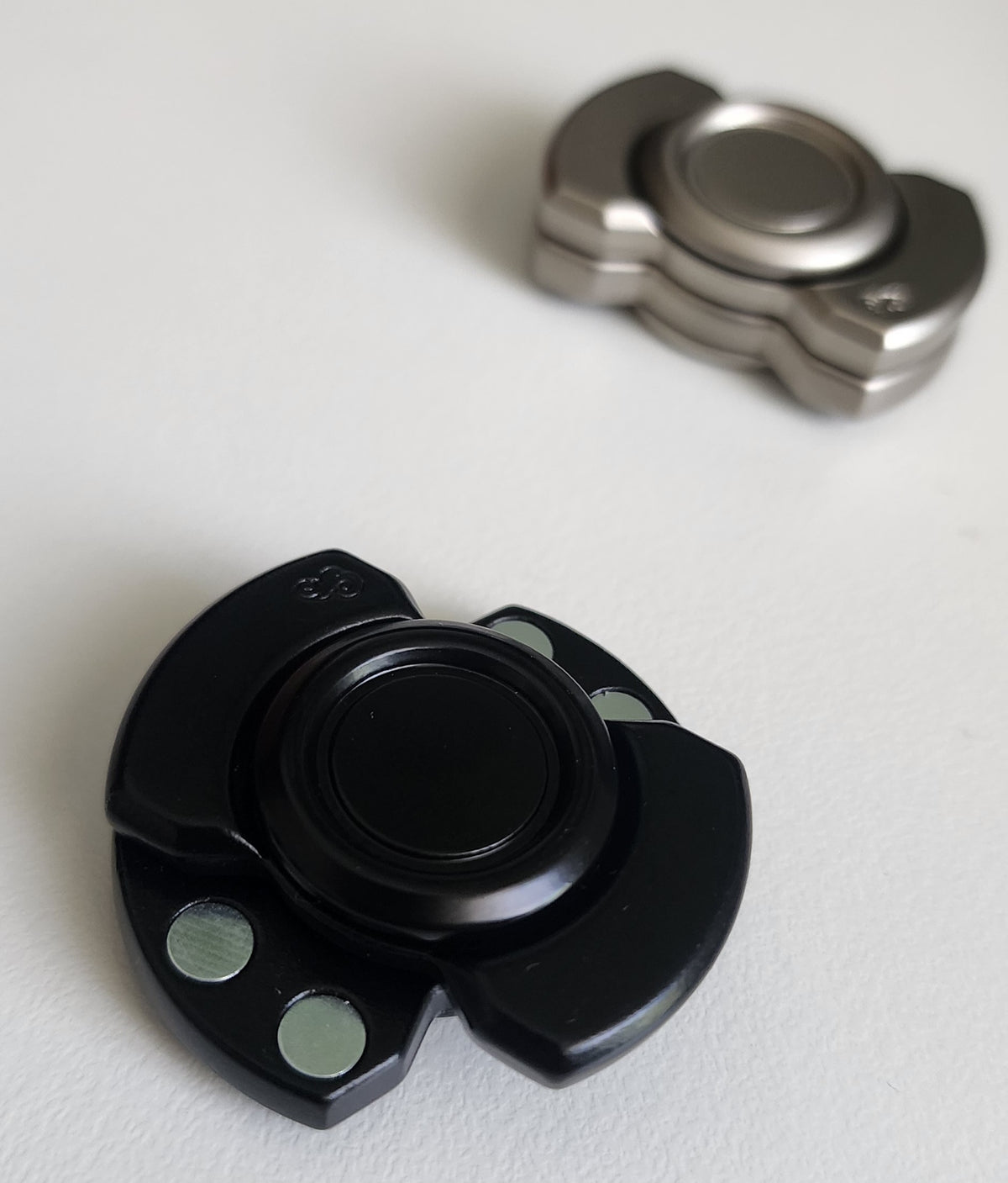Fidget Discs Magnetic Spin, Click & Glide Fidget – Metal Slider Disc (Black & Silve ...